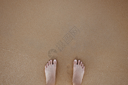 暑假概念赤脚在海滩的沙滩上 带复制空间 夏天图片