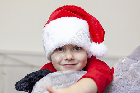一个穿着圣诞老人帽子的可爱男孩的肖像 笑笑的孩子 年轻的 假期图片