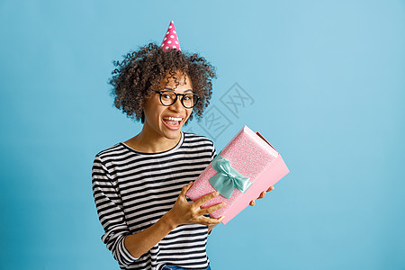 多种礼物盒子幸福多种族妇女正在举行生日礼物的盛宴背景