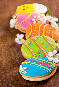 复活节装饰品由姜饼 春花和复活节鸡蛋制成 糕点 饼干图片