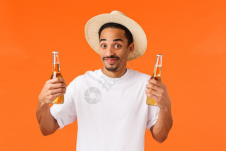 是时候放松和享受假期了 旅行社 旅行和旅行概念 快乐的非洲裔美国人朋友拿着两瓶啤酒参加派对 在阳光下玩得开心 微笑 放松图片