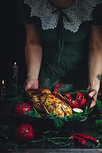 圣诞鸭 有石榴和石灰 环绕在瓜子枝旁 盘子背景图片