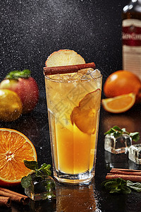 鸡尾酒菜单威士忌鸡尾酒加柠檬和橙汁 苹果派糖浆 苹果 肉桂背景
