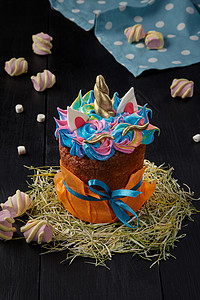 复活节蛋糕 配有以独角兽形状的彩色炒鸡蛋白图片