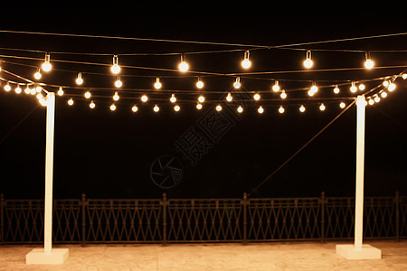 街上木摊上的灯光笼罩着 婚礼的金牌图片