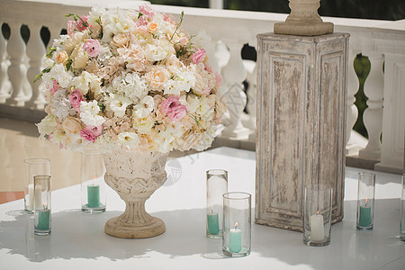 在婚礼拱门背景的花瓶里装满美丽的玫瑰花束 为婚礼设置了很漂亮的布置 环境图片