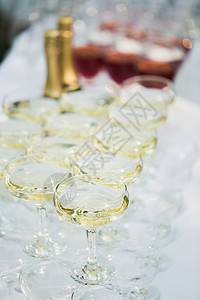 婚礼招待会上很多香槟杯子的图片