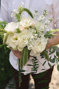 新郎手中的一束美丽的白色和绿色花朵 婚姻 时尚图片