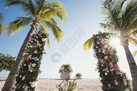 在婚礼仪式上装饰鲜花的装饰 玫瑰 热带 岛 晴天图片
