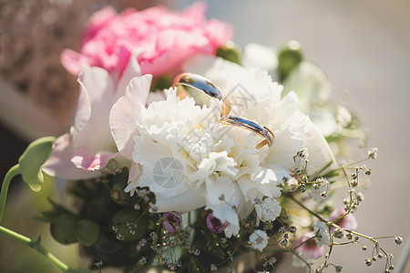 结婚戒指在一个装花的盒子里图片