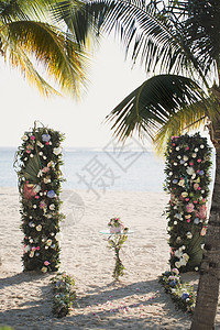 海洋背景的海滩上的婚纱拱门上图片