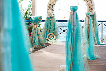 海滩上的婚礼 美丽的婚礼拱门 装饰着鲜花 海 海洋图片