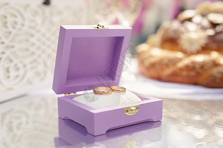 婚礼前的结婚戒指在一个美丽的盒子里 婚礼日的细节 续 金子 金属图片