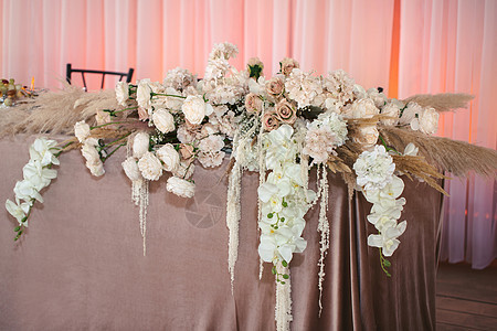 节假日和婚礼晚宴的花束装饰 桌布 用餐 浪漫的 派对图片