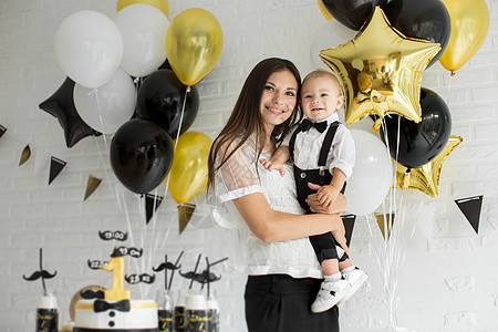 母亲和儿子一起庆祝一岁生日 带着气球笑着笑着 一个糖果棒 喜悦 可爱的图片