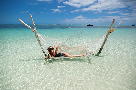 在岛上热带海滩的吊床里的女人 棕榈 摇摆 快乐的图片