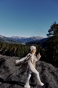 时尚的女性克里夫斯山峰时装 呈现自然新鲜空气的生活方式 美丽的 天空图片