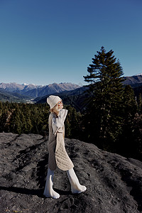 时尚女性克利夫山时装 呈现自然新鲜空气的放松图片