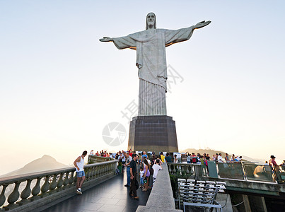 一群游客在看雕像的路上 在里约见到基督救世主 笑声 图片