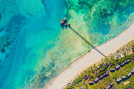 马尔代夫岛 豪华水上别墅度假村和木码头的鸟瞰图 美丽的天空和海洋泻湖海滩背景 暑假假期和旅游概念 天堂空中景观全景 阳光图片