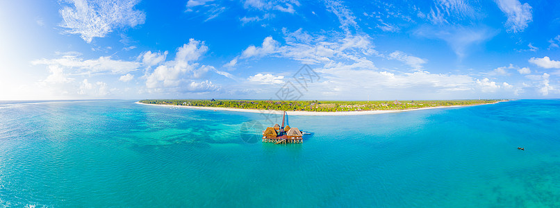 马尔代夫岛 豪华水上别墅度假村和木码头的鸟瞰图 美丽的天空和海洋泻湖海滩背景 暑假假期和旅游概念 天堂空中景观全景 旅行 热带图片