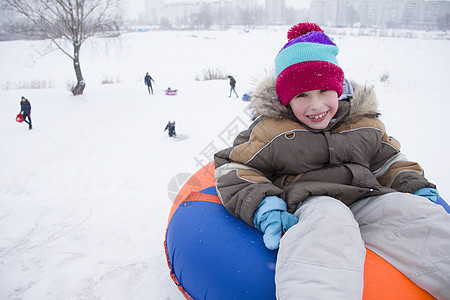 孩子在度假 冬天的乐趣和游戏 小男孩享受雪橇之旅 孩子们在户外玩雪 孩子们冬天在阿尔卑斯山区拉雪橇 冰船 微笑图片