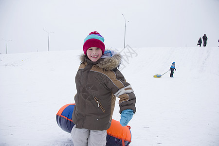 孩子在度假 冬天的乐趣和游戏 小男孩享受雪橇之旅 孩子们在户外玩雪 孩子们冬天在阿尔卑斯山区拉雪橇 寒冷的 圣诞节背景图片