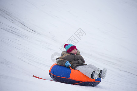 孩子在度假 冬天的乐趣和游戏 小男孩享受雪橇之旅 孩子们在户外玩雪 孩子们冬天在阿尔卑斯山区拉雪橇 尖叫 帽子图片