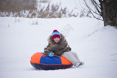孩子在度假 冬天的乐趣和游戏 小男孩享受雪橇之旅 孩子们在户外玩雪 孩子们冬天在阿尔卑斯山区拉雪橇 冰 爬坡道图片