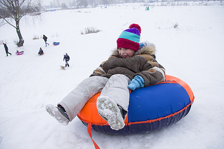 孩子在度假 冬天的乐趣和游戏 小男孩享受雪橇之旅 孩子们在户外玩雪 孩子们冬天在阿尔卑斯山区拉雪橇 情绪 童年背景图片