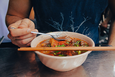 食用越南炸鱼的吃人 多米切利面条汤图片