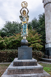 Civitas 雕像是美丽的 22 英尺高的雕塑 矗立在的十字路口 和 以及 Rock Hill 市政厅的圆形大厅 蓝色的 晴天图片