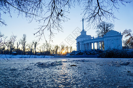 俄罗斯冬季风景 奇幻地日落观察非冰冻河流 树木对水的景色反射 广袤的自然背景场景 十二月 旅游图片