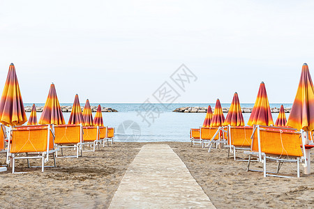海滩 海边和雨伞在夏季日照样亮出图片
