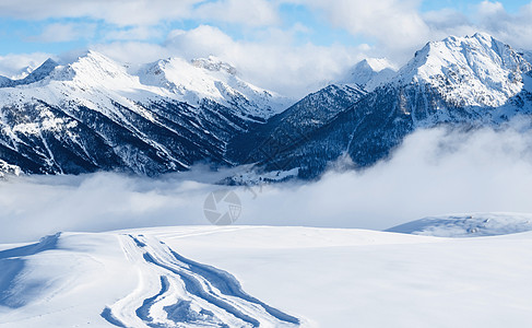 山地滑雪胜地 雪坡上的雪地履带 雪山 晴朗晴天的滑雪胜地景观 度假村布赖恩森附近的群山全景图片