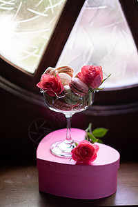 装有鲜花 甜食和粉红玫瑰的心形礼物盒图片