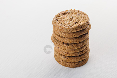 美图T8白色表面背景上带有巧克力的圆薯饼饼干垂直堆叠 T 芯片 美式背景
