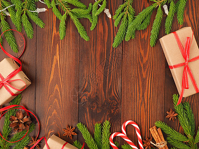 圣诞快乐和新年快乐 深褐色背景 圣诞礼物盒 红树枝 乡村 装饰风格图片