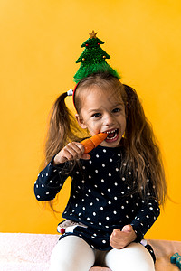 圣诞树装饰品Polka点礼服咬着吃橙色胡萝卜 新年 节日 庆典 冬季概念等活动都与庆祝和冬天的概念相提并论 喜悦 家庭图片