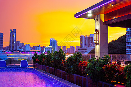 海南三亚市 雨和明亮的橙色天空 游客 旅游 车图片