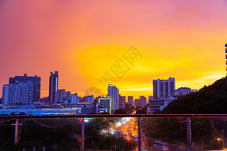 海南三亚市 雨和明亮的橙色天空 城市景观 全景 自然图片