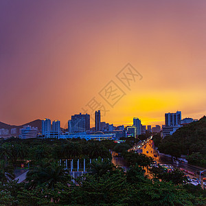 海南三亚市 雨和明亮的橙色天空 日落 天际线 城市景观图片