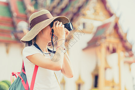 旅游者在亚洲国家寺庙拍摄照片 在节假日享受古老的休闲生活方式图片