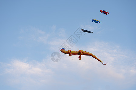 风筝是一个旋转的旋袜子 在蓝天的一个假日 旗帜 橙子图片
