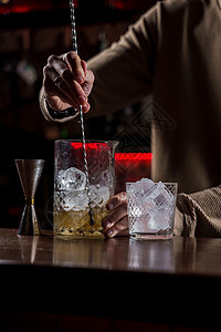 酒保在吧台制作酒精鸡尾酒 酒保在酒吧制作丛林果汁鸡尾酒 液体 喝图片