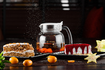 芝士蛋糕加莓酱和胡萝卜蛋糕 加酸奶油和焦糖 在黑方板的黑木桌子上 服务 甜点图片