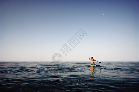 在海中漂浮在船桨上的人的后视镜 冲浪者 登机 闲暇图片