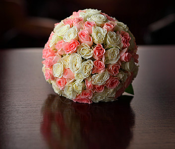 新娘的婚礼花束 - 色彩多彩的花朵粉红 白玫瑰图片