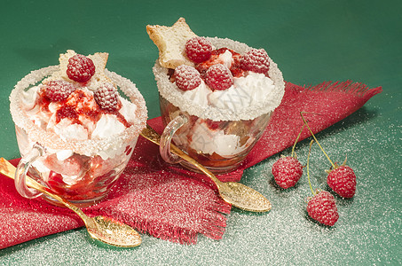圣诞甜点在杯中装饰 成熟 鞭打 玻璃 食物 甜的 秋天图片