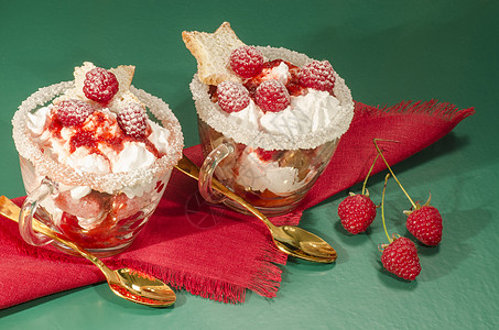 圣诞甜点在杯中装饰 杯子 奶制品 健康饮食 覆盆子 卡仕达酱图片